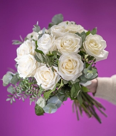 12 White Roses